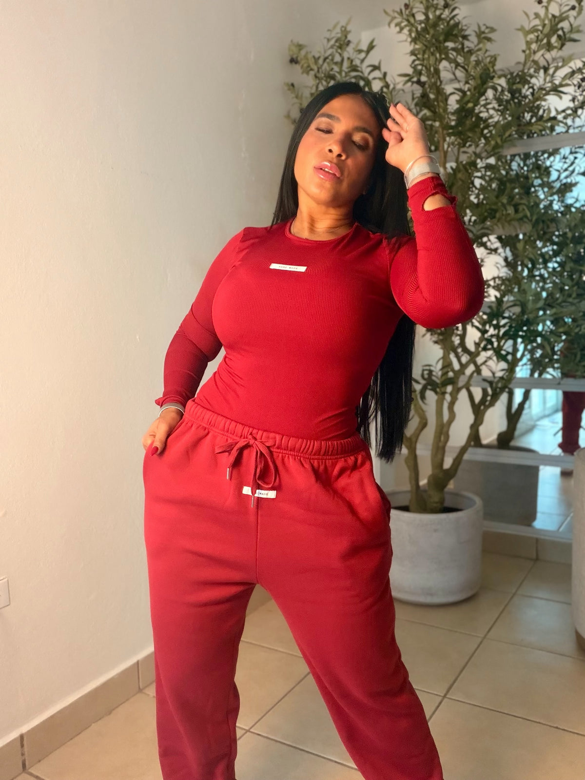 Red Wine Spandex Set (Bodysuit and Jogger Pants) Bien Spandex y ùnico color. 💯 cotton premium y para viajar es muy top tambièn