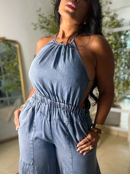 Cut-Out Denim Liviano Jumpsuit expandible y ajustable. No zipper ni botones. Tiene bolsillos