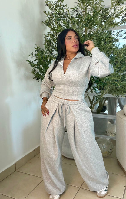 The Luxe Gray (gris claro) Mega Premium Baggy Pants Set Spandex. Tiene bolsillos. La calidad y comodidad es a otro nivel! Color gris claro de lujo y de viajes es perfecto