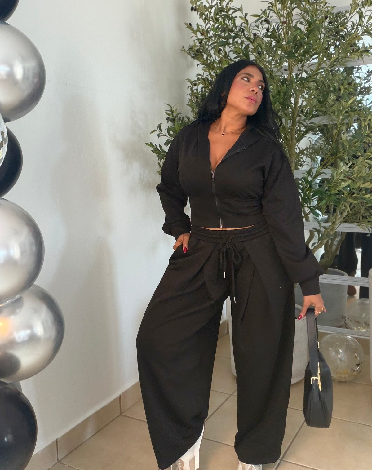 The Luxe Blacky Mega Premium Baggy Pants Set Spandex. Tiene bolsillos. La calidad y comodidad es a otro nivel! Color negro de lujo y de viajes es perfecto (SOLD OUT GRACIAS)