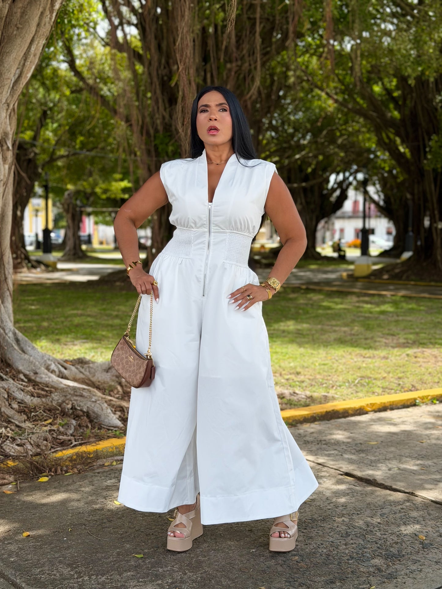 Dara Colección Exclusiva.  White Jumpsui! (Mega cómodo, expandible y tiene bolsillos) no clarea jamás! Es perfecciòn.