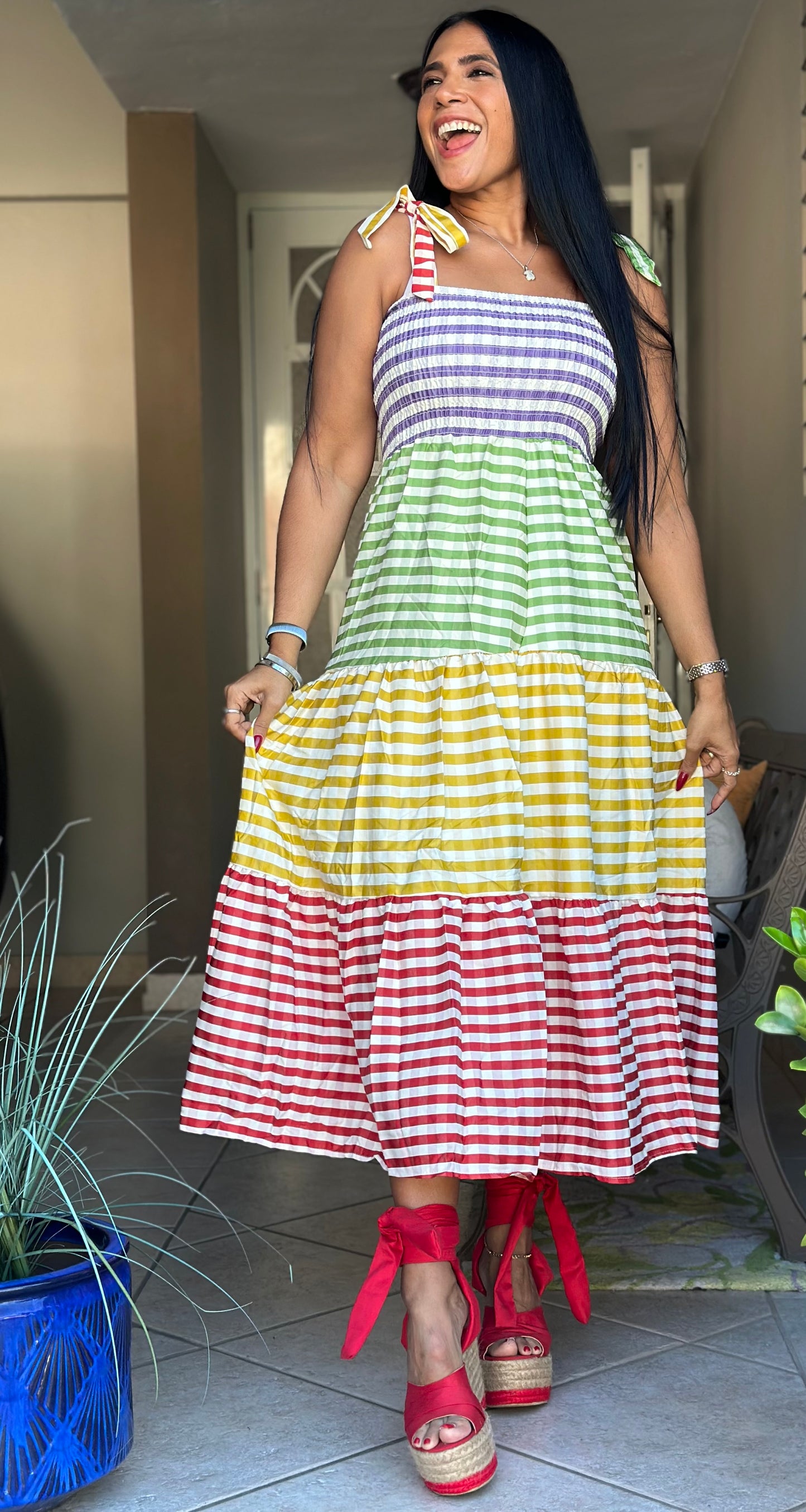 Los Colores Expandible y Bellooo Dress (ajustable en manguillos) ponle un top de manguitas cortas también