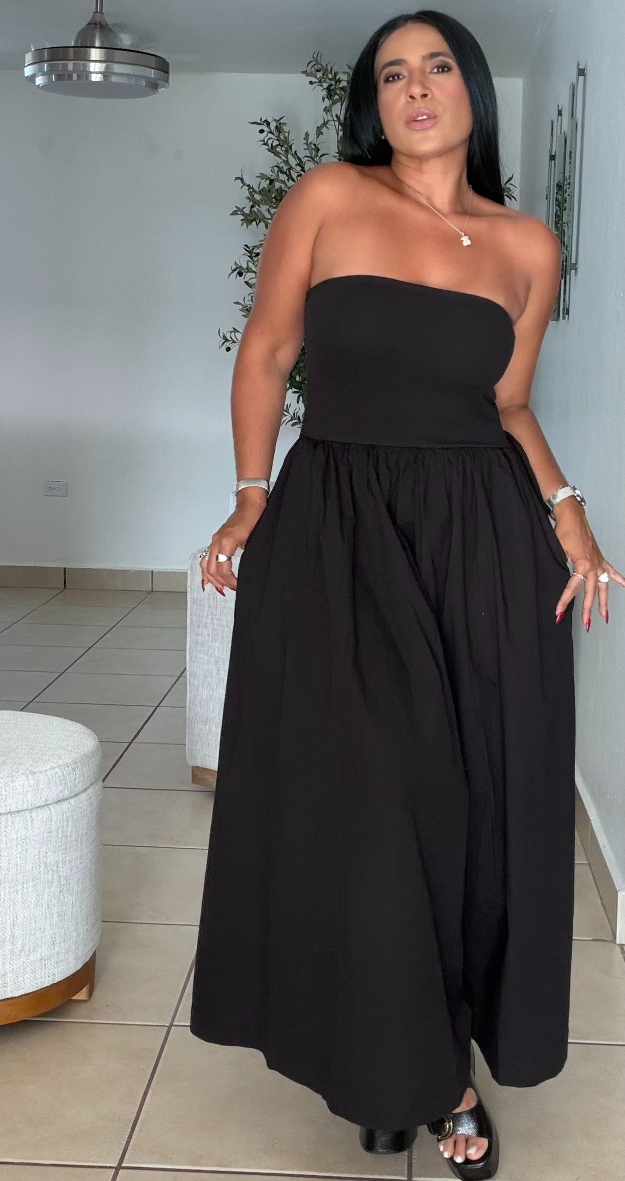 Stunning BlackTube Spandex Midi Dress (demasiado bello!!) tiene bolsillos. No zipper ni botones