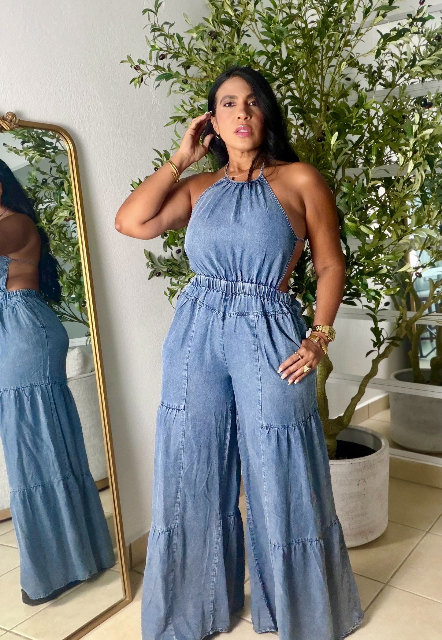 Cut-Out Denim Liviano Jumpsuit expandible y ajustable. No zipper ni botones. Tiene bolsillos