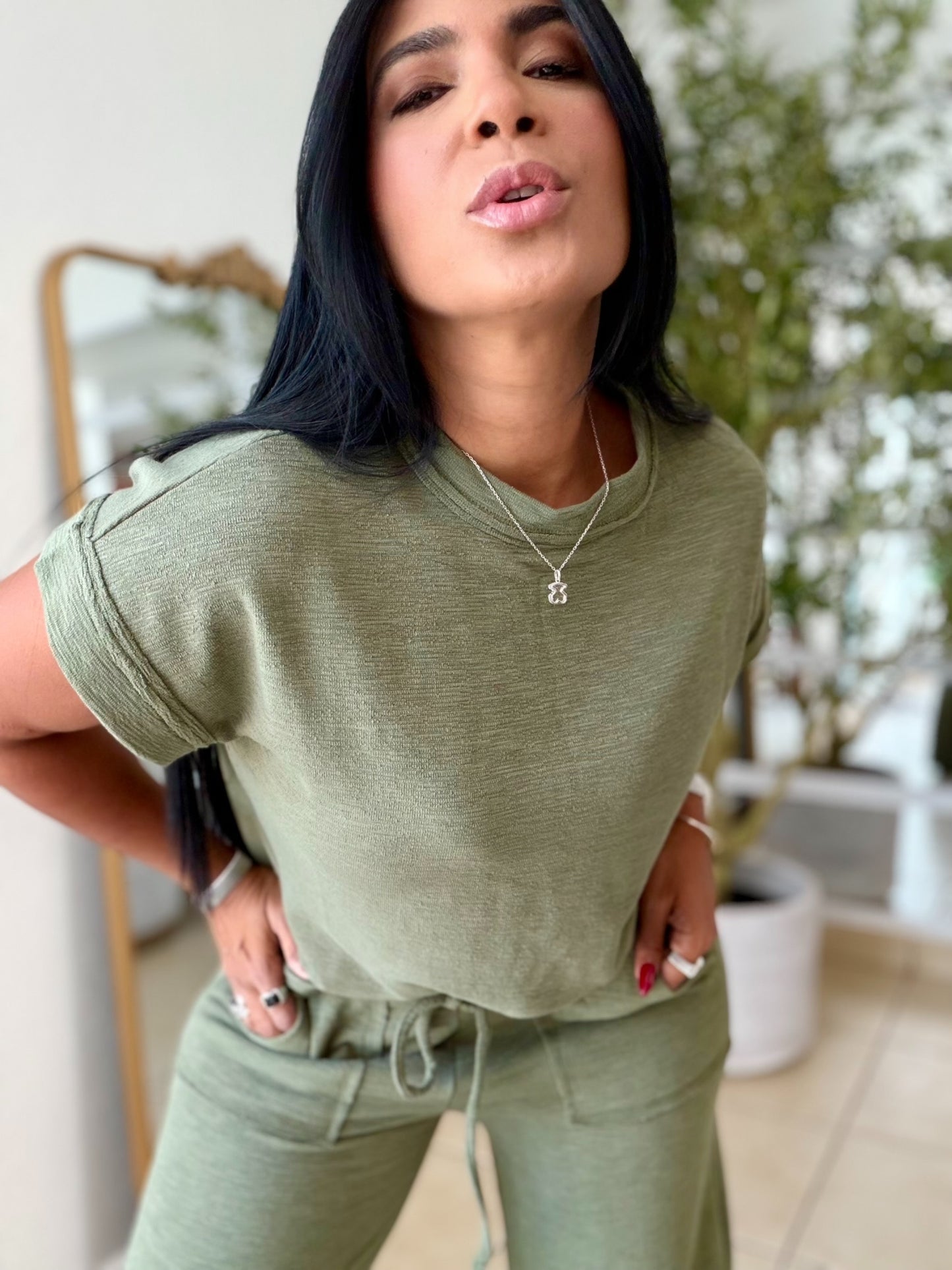 Set olive green  Luxe Travel Spandex Comfy Set (tiene bolsillos y no zipper ni botones) Conjunto de dos piezas Verde Olivo