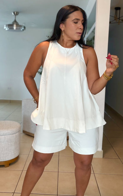 De Lujo Bien Expandible Bermuda y Peplum Top Off white CUBRIDOR (tiene bolsillos) no zipper no botones. Oversized (SOLD OUT)