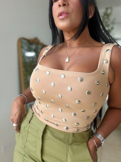 Beige Nude Spandex Top Con Metales fijos (por dentro es lisa) SOLD OUT