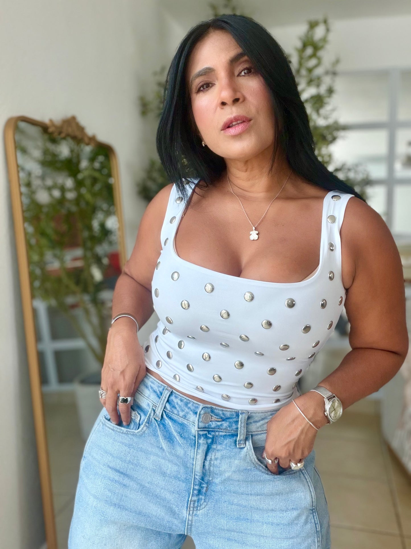 La favorita White Spandex Top Con Metales fijos (por dentro es lisa) SOLD OUT