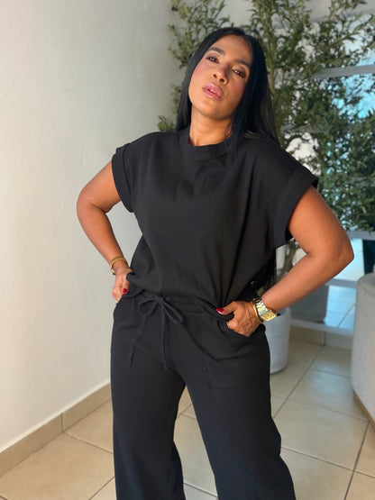 Black Blacky Spandex Set (top and pants) Bien Spandex y ùnico color. 💯 cotton premium y para viajar es muy top tambièn. Loungewear (SOLD OUT GRACIAS)