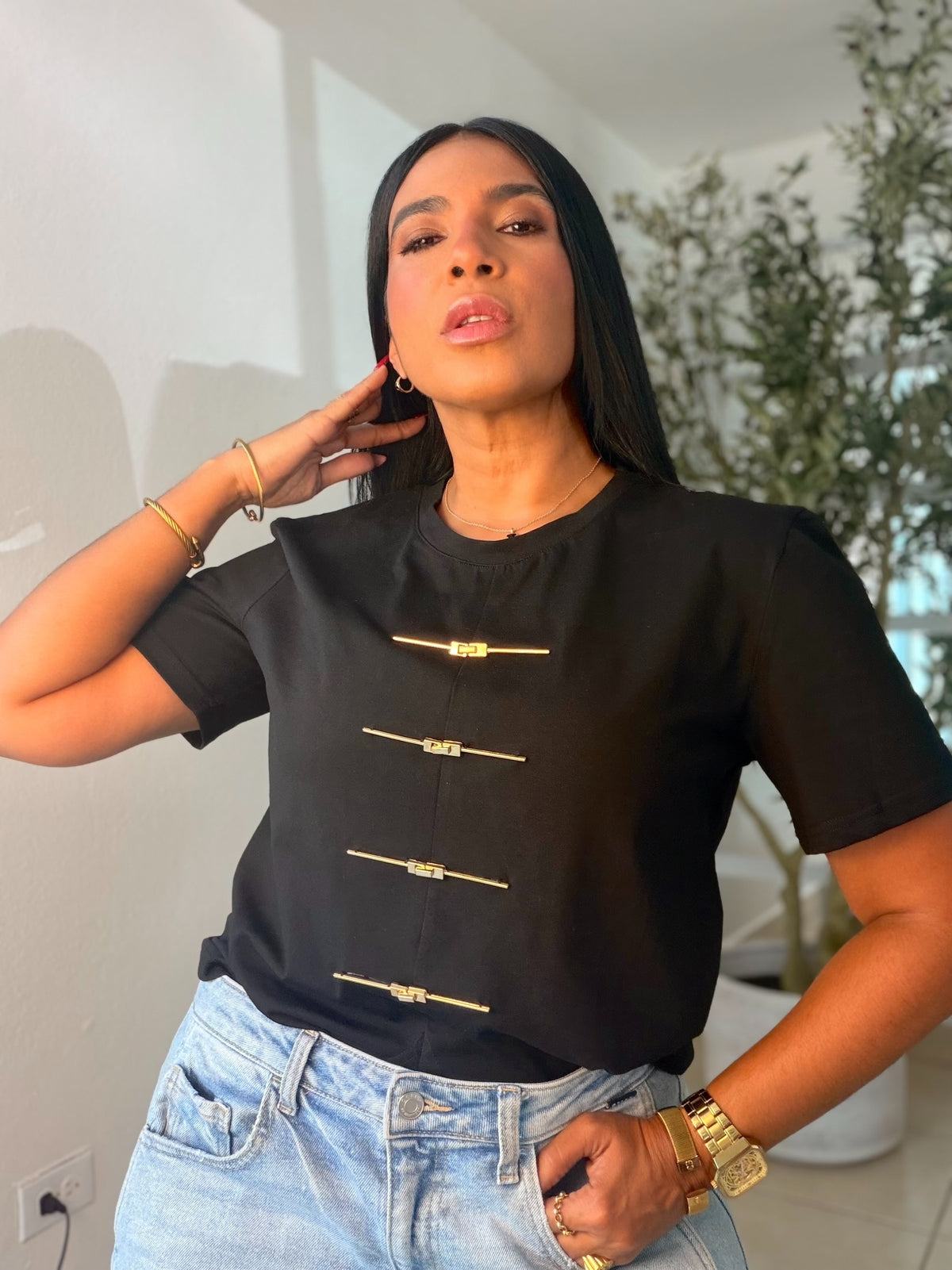 Black Premium Shirt With Gold Details (expandible y cómoda total) 💯 cotton