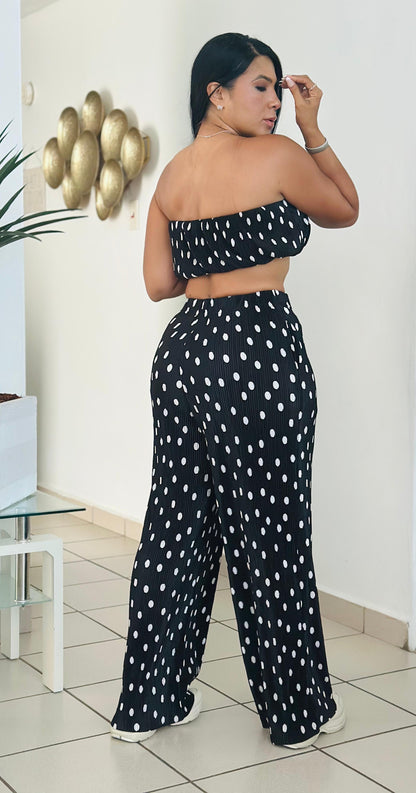 Set Polka Dots Mega Spandex y Mega bello ( tiene bolsillos y es bien suelto) puedes bajarle una talla