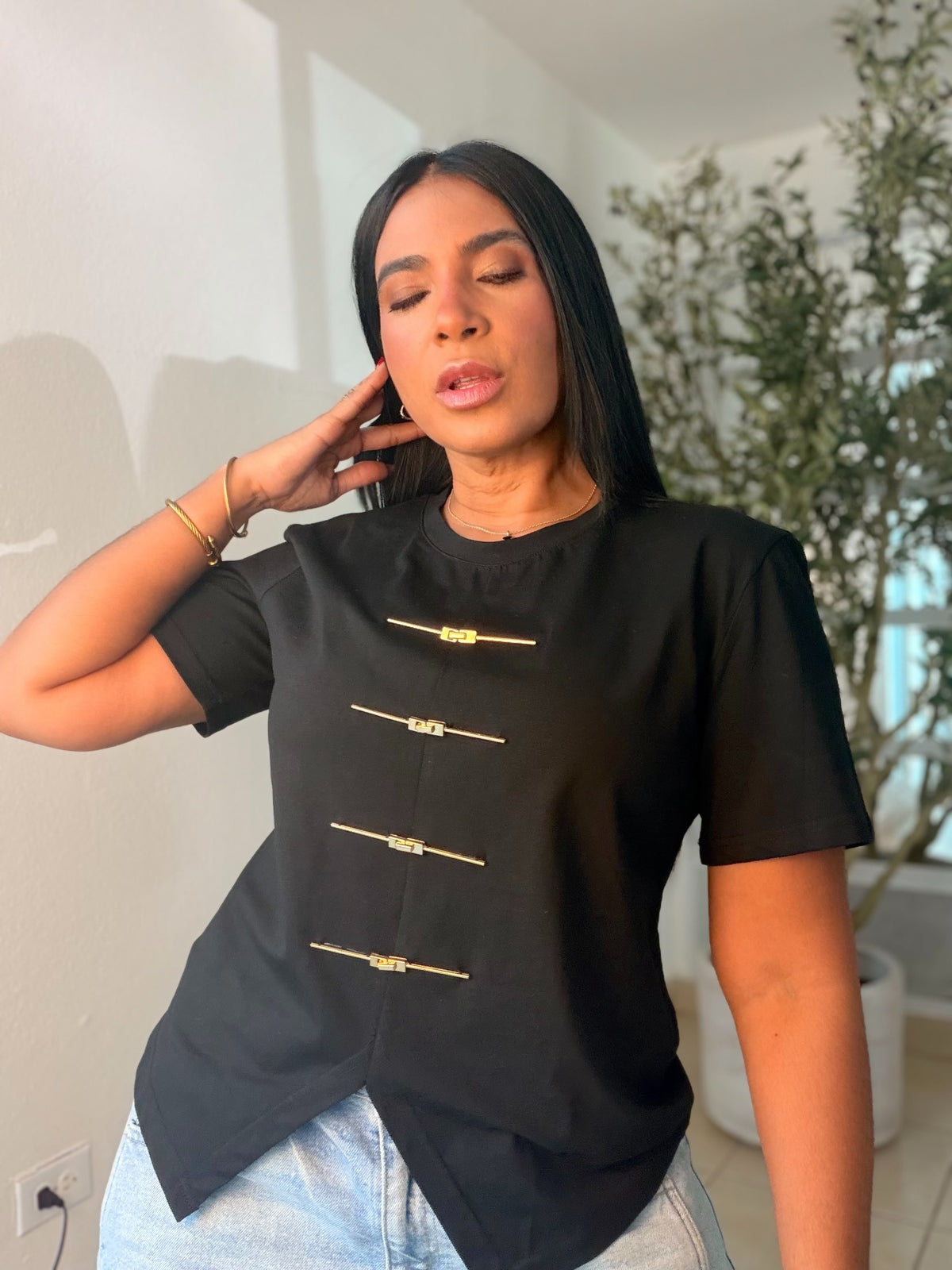 Black Premium Shirt With Gold Details (expandible y cómoda total) 💯 cotton