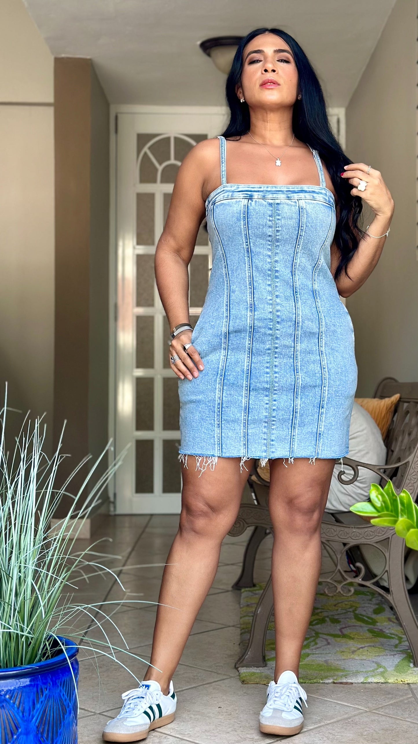 Nati Bien Expandible Denim Dress ( ajustable a n manguillos y puedes removerlos y usarlo estilo tubo.  Tiene bolsillos)