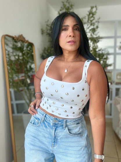 La favorita White Spandex Top Con Metales fijos (por dentro es lisa) SOLD OUT
