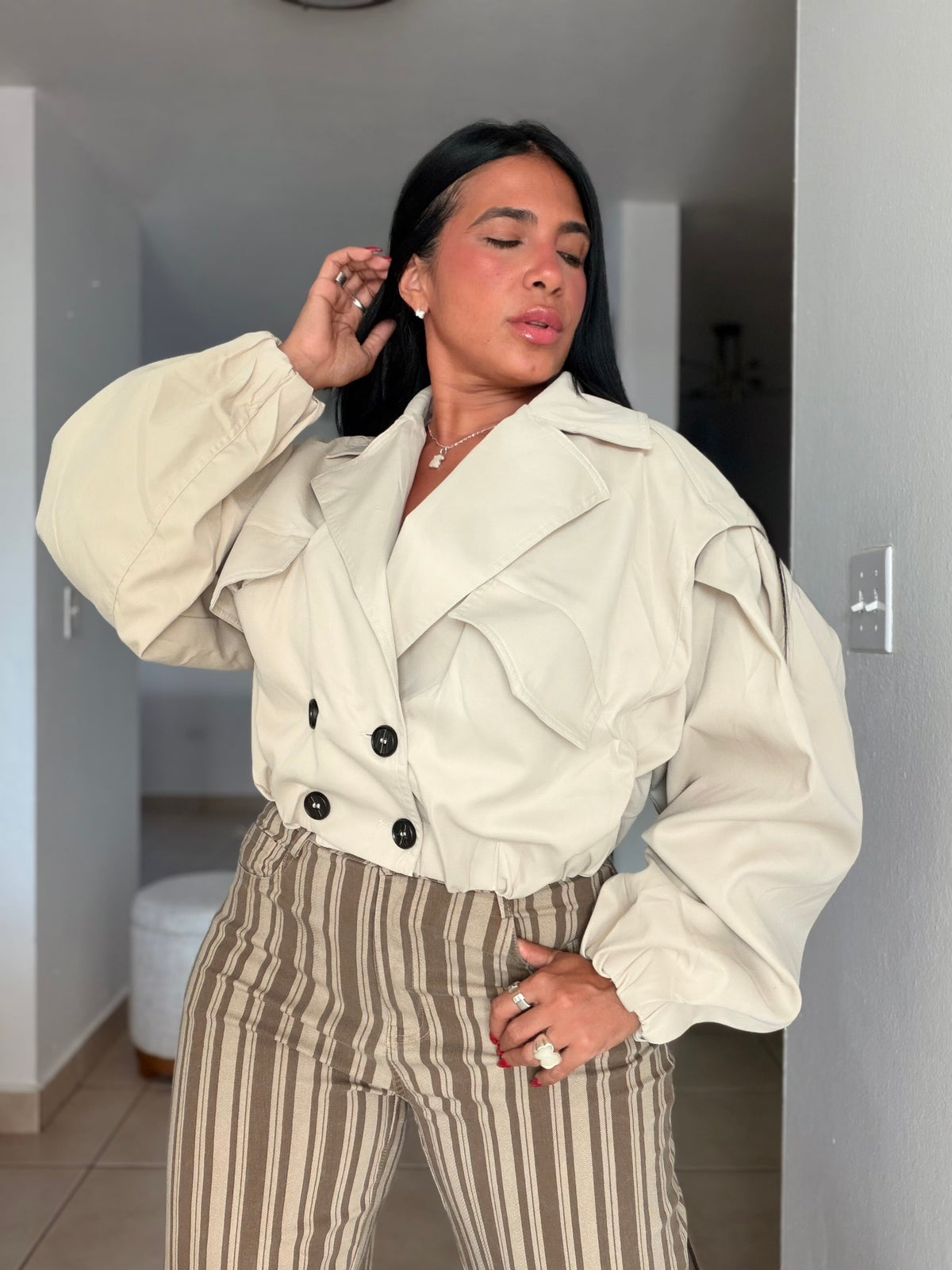 De Lujo Beige Spandex Blazer (jacket) con bolsillos y botones.  Oversized
