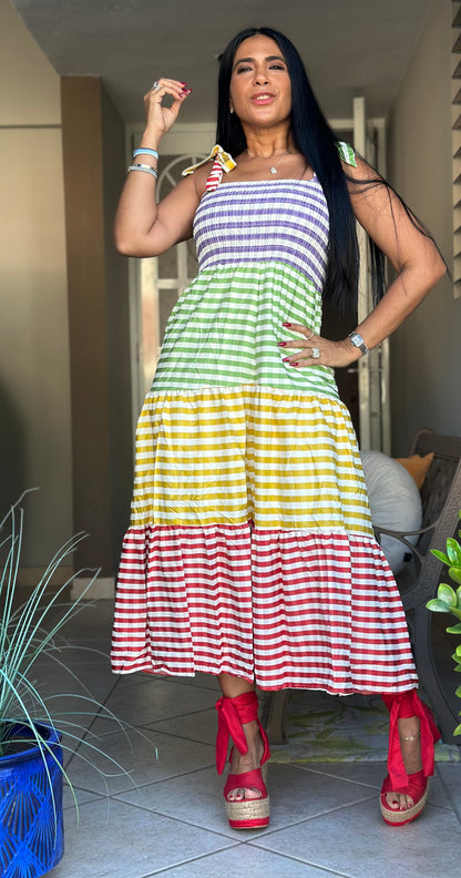 Los Colores Expandible y Bellooo Dress (ajustable en manguillos) ponle un top de manguitas cortas también