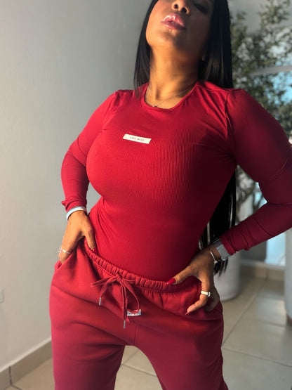 Red Wine Spandex Set (Bodysuit and Jogger Pants) Bien Spandex y ùnico color. 💯 cotton premium y para viajar es muy top tambièn