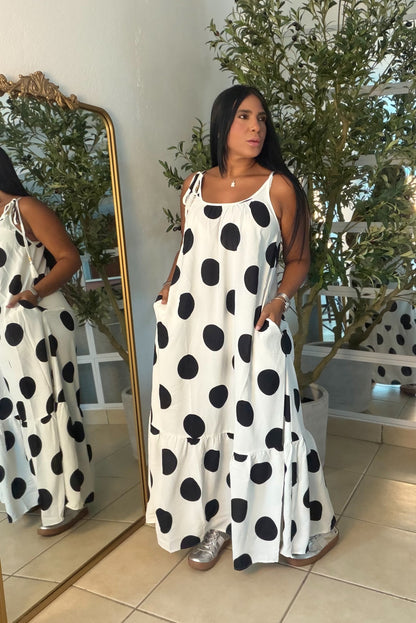 White and Black Polka Dots Maxi Dress (ajustable en manguillos a tu gusto) tiene bolsillos
