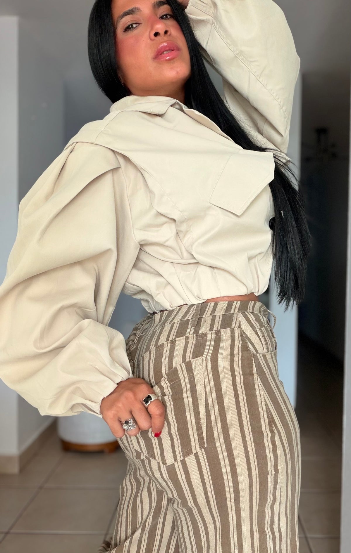 De Lujo Beige Spandex Blazer (jacket) con bolsillos y botones.  Oversized