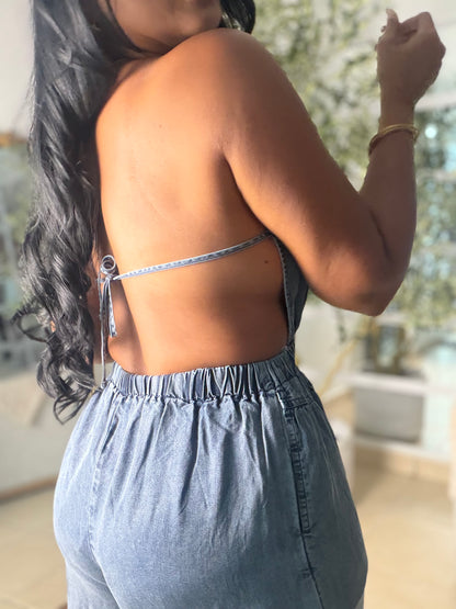 Cut-Out Denim Liviano Jumpsuit expandible y ajustable. No zipper ni botones. Tiene bolsillos