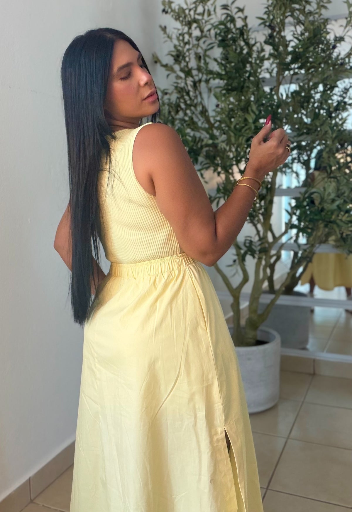 Butter Yellow Luxury Spandex Midi Knit Dress (forrito debajo suelto y tiene bolsillos)