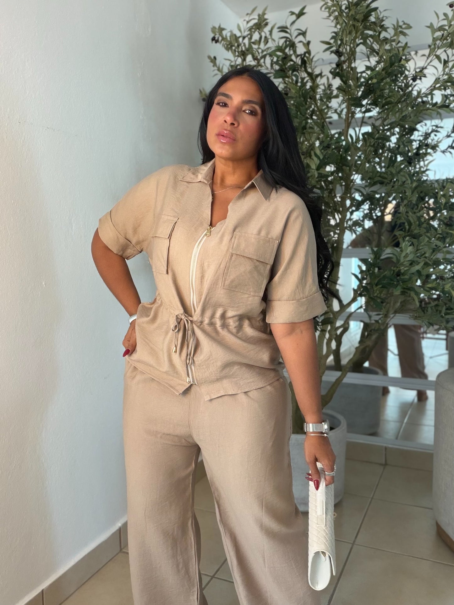 Darita De Lujo Crema Oscuro Spandex Set dr Pantalòn y Blusa Ajuatable y expandible y pantalón tiene bolsillos