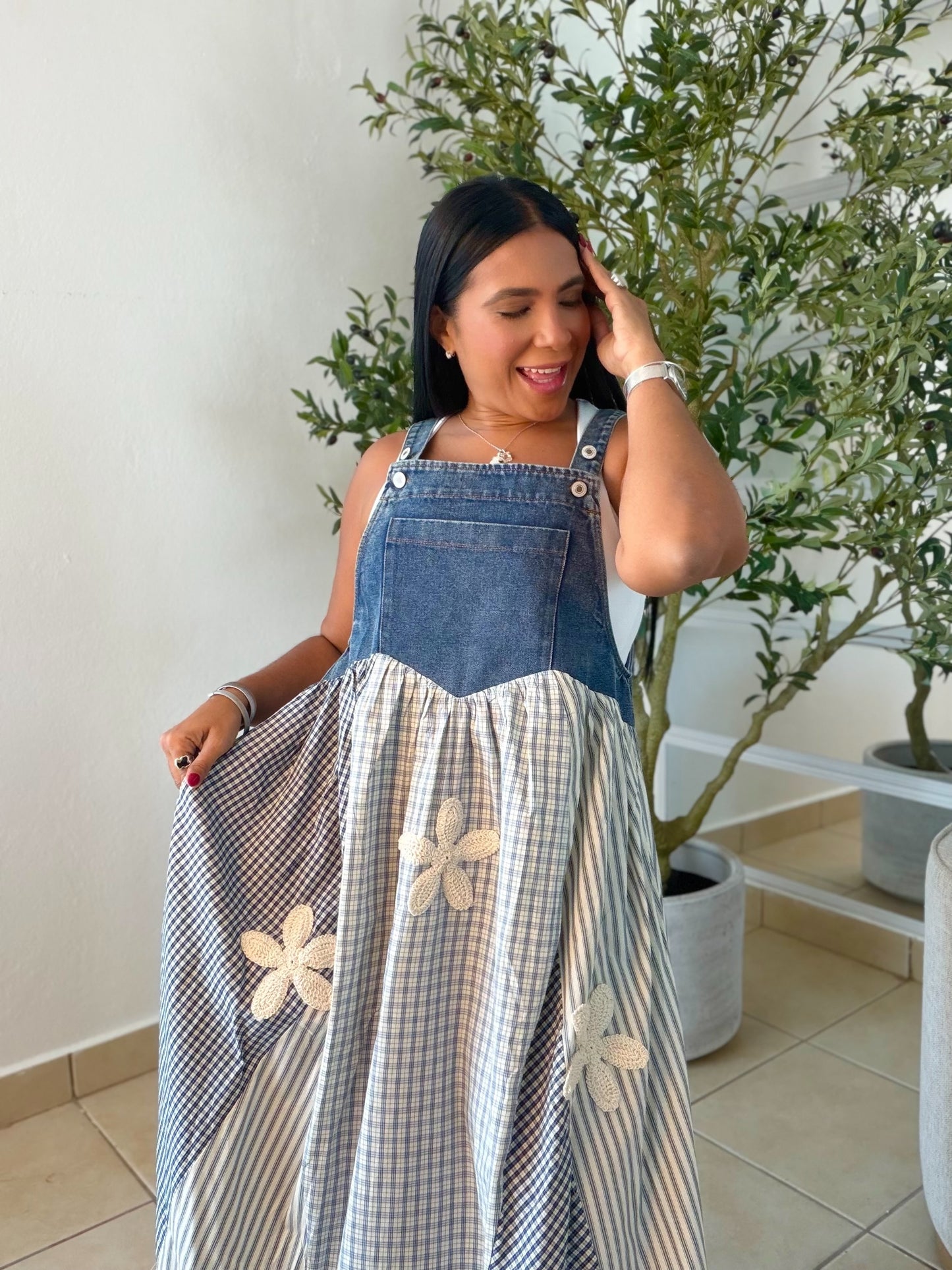 Denim Blue Patches and Fower Details  Oversized Dress (tiene bolsillos y ajustable a gusto en mangos)