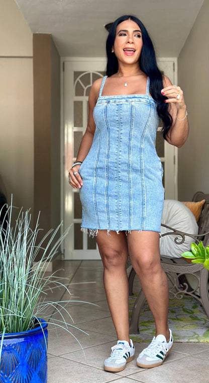 Nati Bien Expandible Denim Dress ( ajustable a n manguillos y puedes removerlos y usarlo estilo tubo.  Tiene bolsillos)