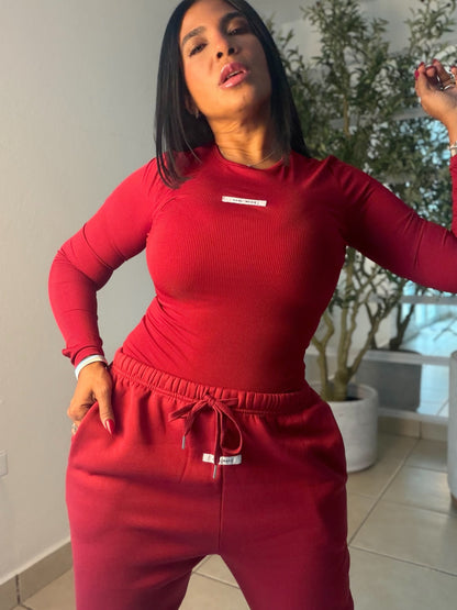 Red Wine Spandex Set (Bodysuit and Jogger Pants) Bien Spandex y ùnico color. 💯 cotton premium y para viajar es muy top tambièn