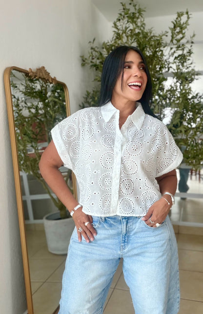 Luxe White Eyelet Premium Top (color blanco)