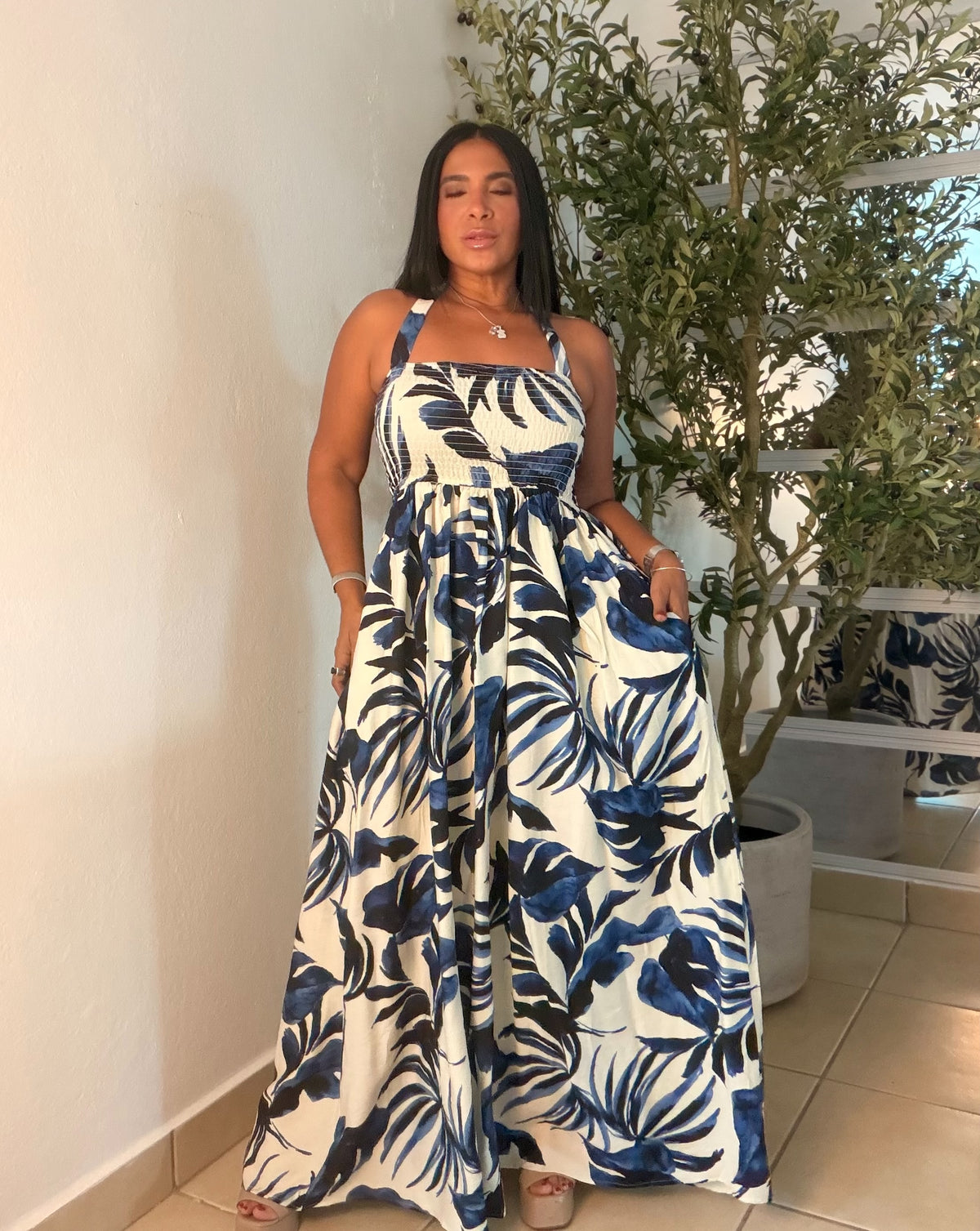 Jaravacia Leaves Blue Spandex Halter and tube Maxi Dress ( color azul bienn spandex y tiene bolsillos) puesto small