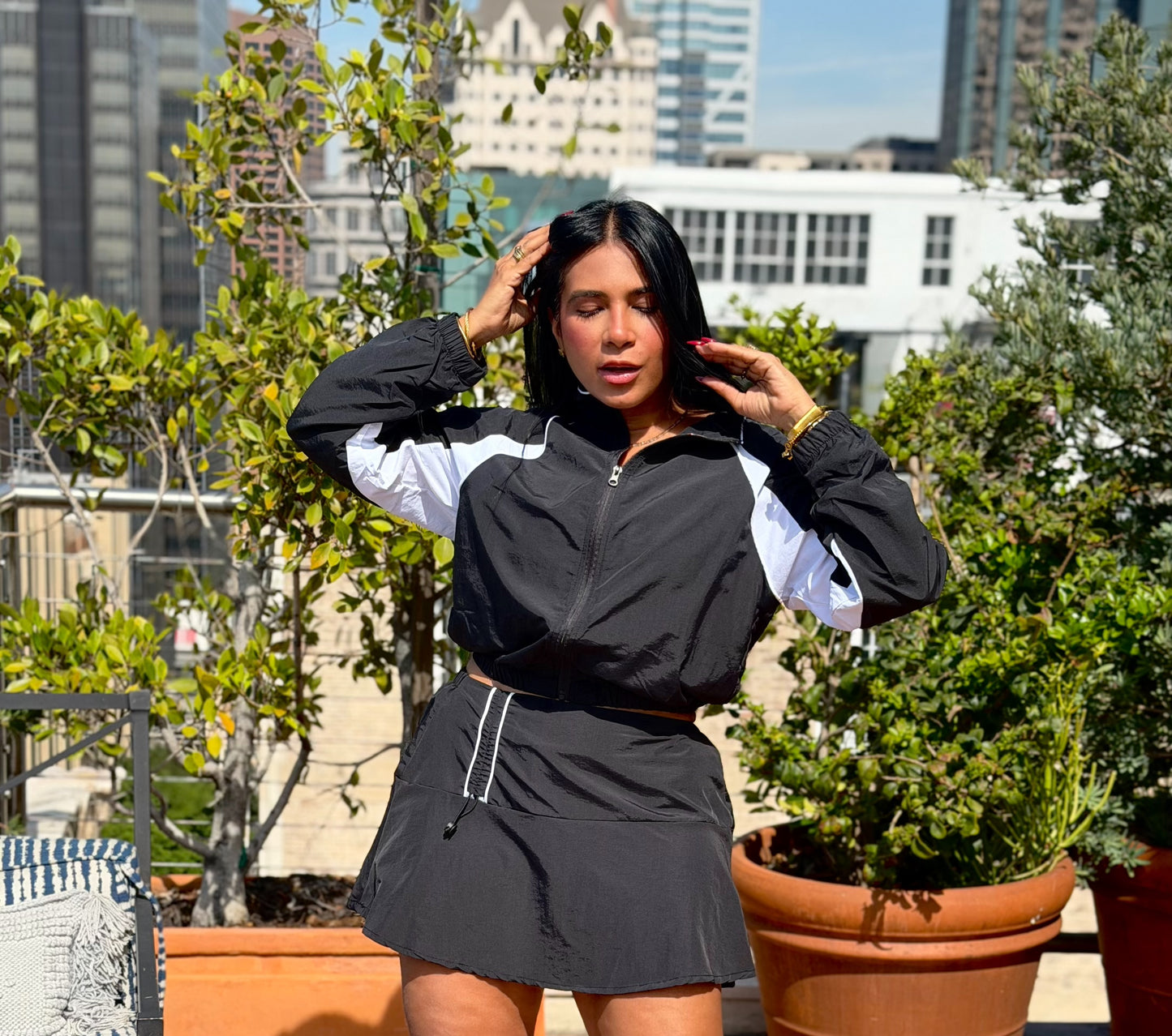 Set de Bomber Jacket y Falda Pantalón Color Blacky Black Negro (pantalòn debajo integrado)