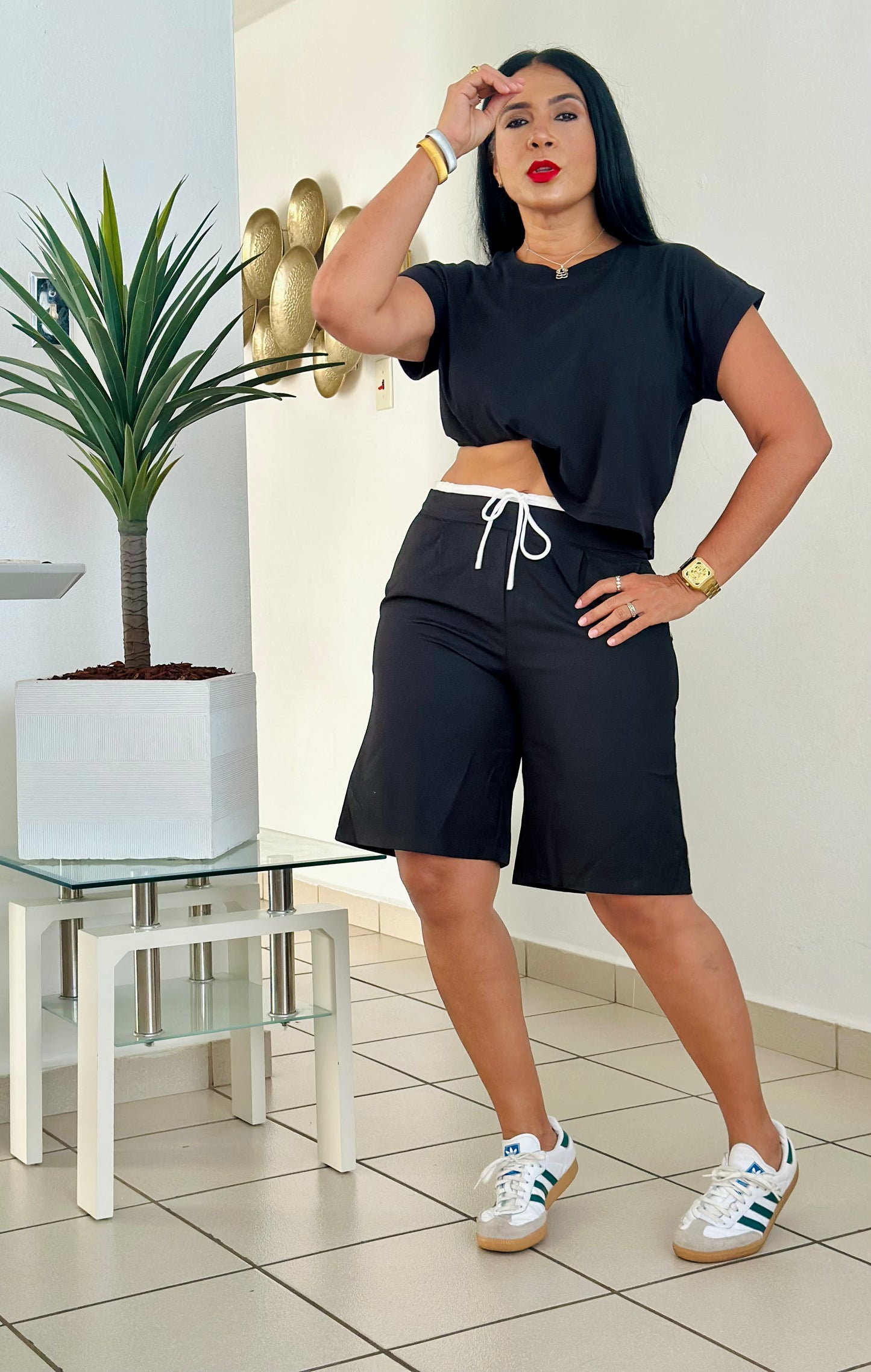 Black Bermuda (elástico en cintura y zipper al lado) tiene bolsillos