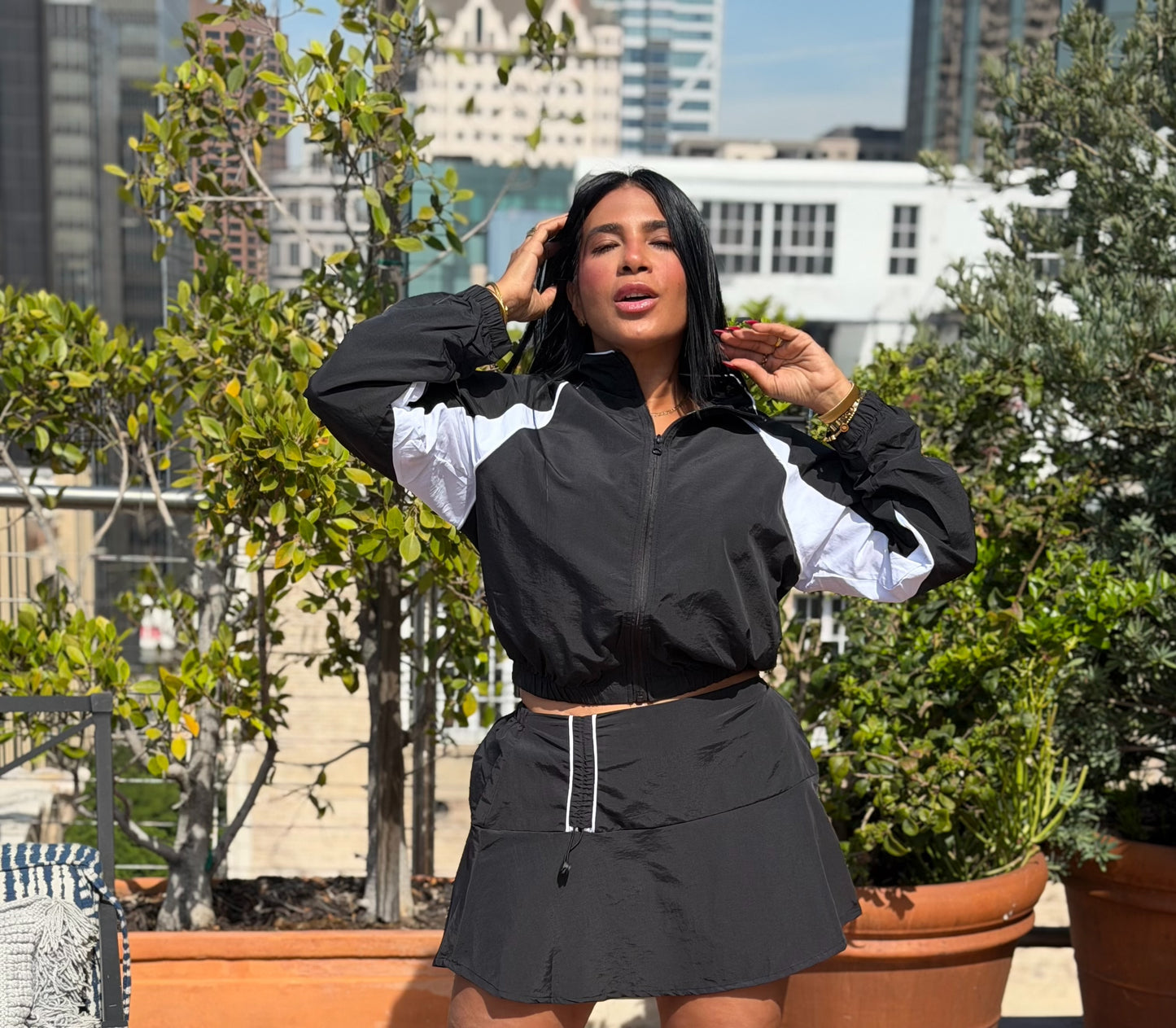 Set de Bomber Jacket y Falda Pantalón Color Blacky Black Negro (pantalòn debajo integrado)