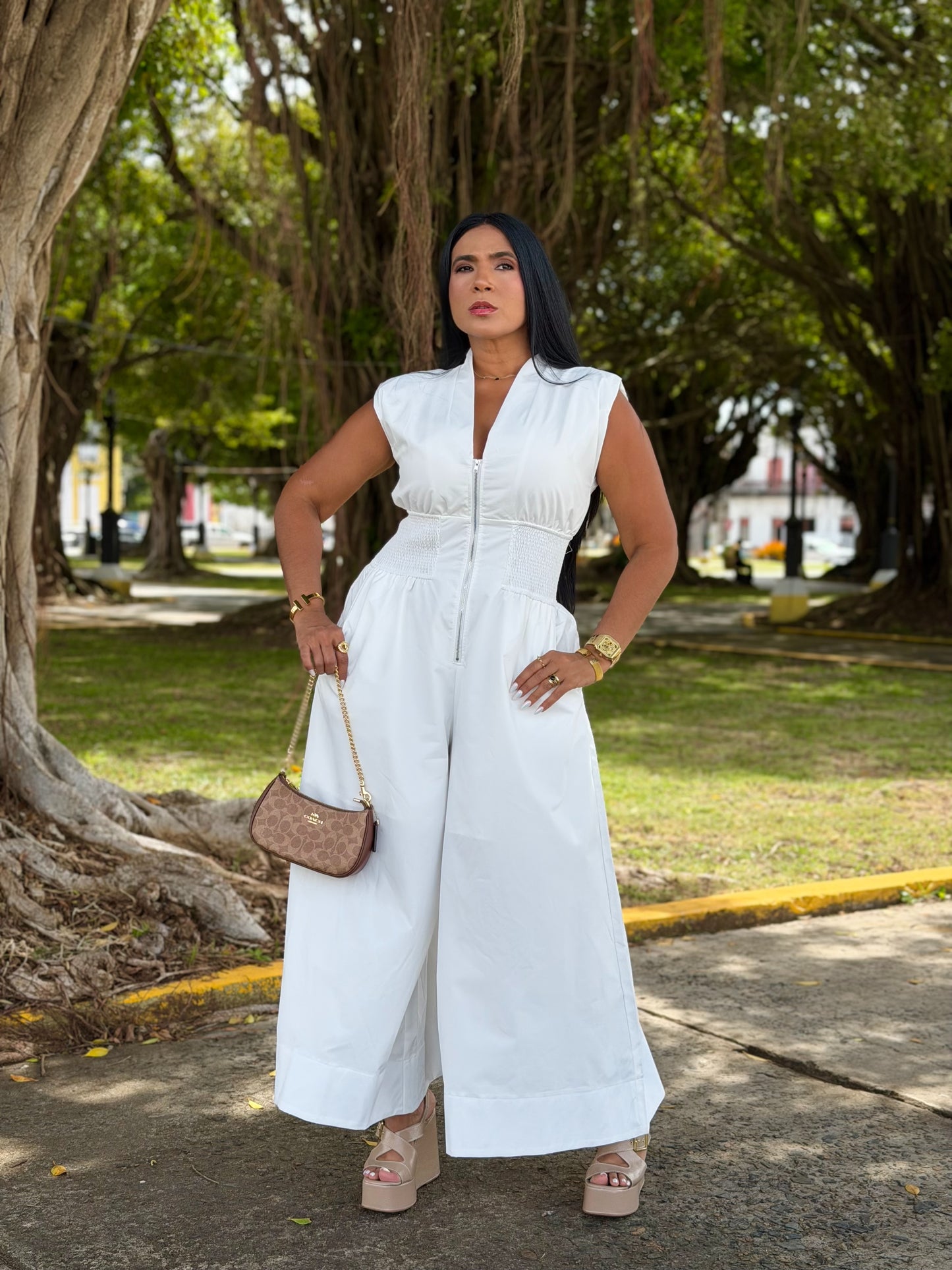 Dara Colección Exclusiva.  White Jumpsui! (Mega cómodo, expandible y tiene bolsillos) no clarea jamás! Es perfecciòn.