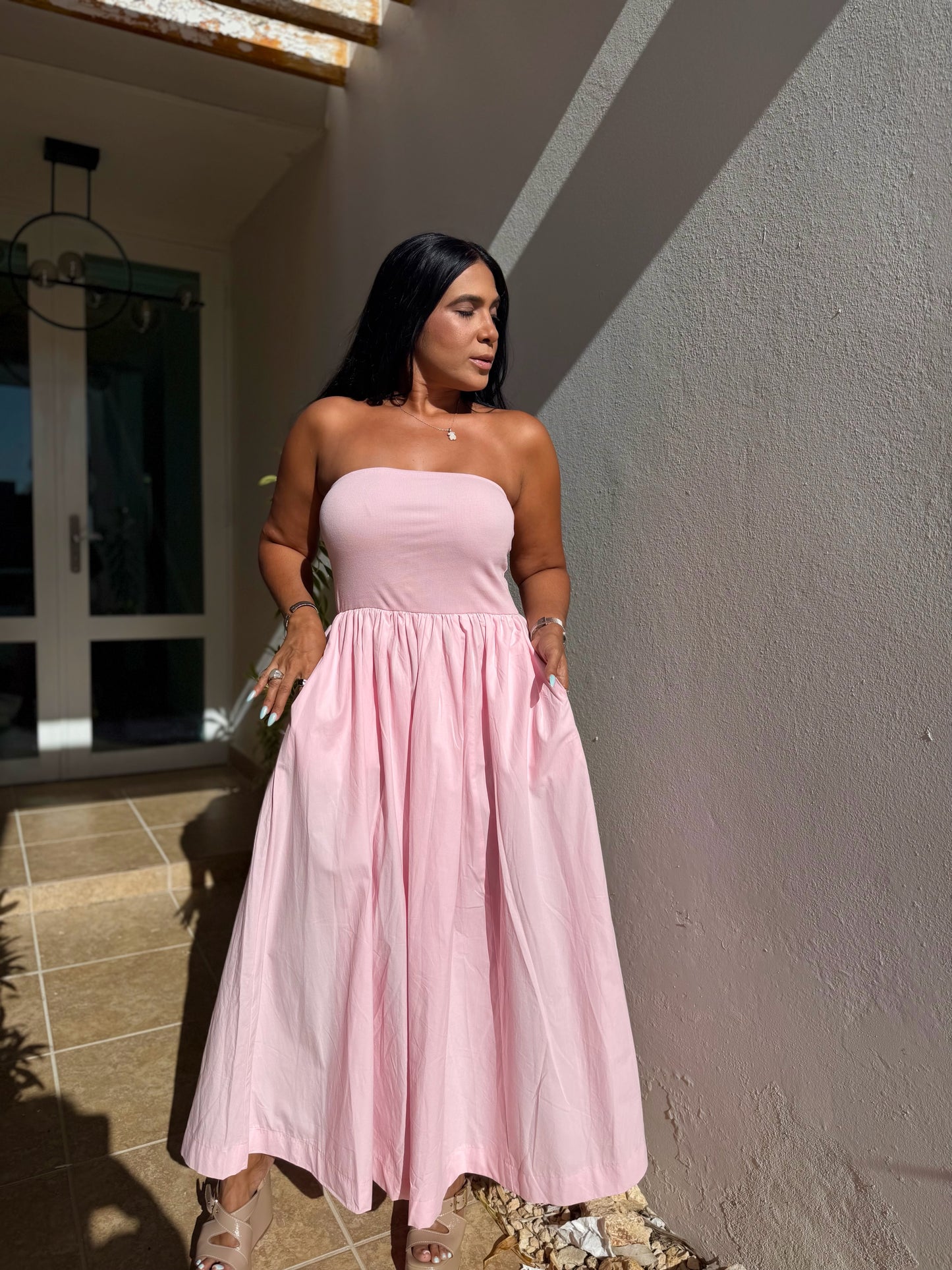 Stunning Pink Tube Spandex Midi Dress (demasiado bello!!) tiene bolsillos. No zipper ni botones