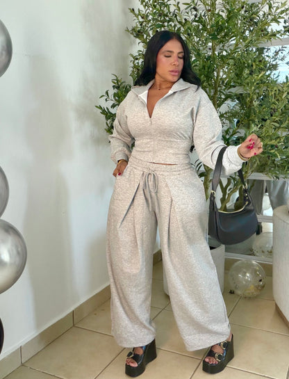 The Luxe Gray (gris claro) Mega Premium Baggy Pants Set Spandex. Tiene bolsillos. La calidad y comodidad es a otro nivel! Color gris claro de lujo y de viajes es perfecto