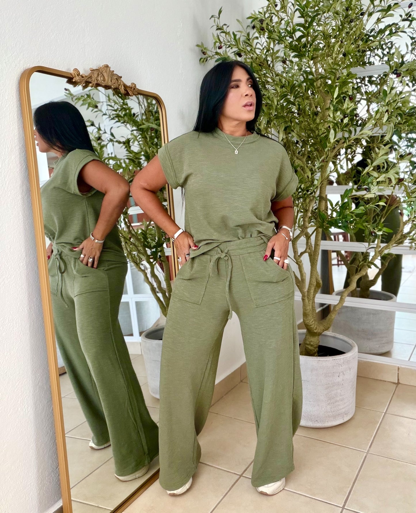 Set olive green  Luxe Travel Spandex Comfy Set (tiene bolsillos y no zipper ni botones) Conjunto de dos piezas Verde Olivo