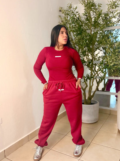 Red Wine Spandex Set (Bodysuit and Jogger Pants) Bien Spandex y ùnico color. 💯 cotton premium y para viajar es muy top tambièn