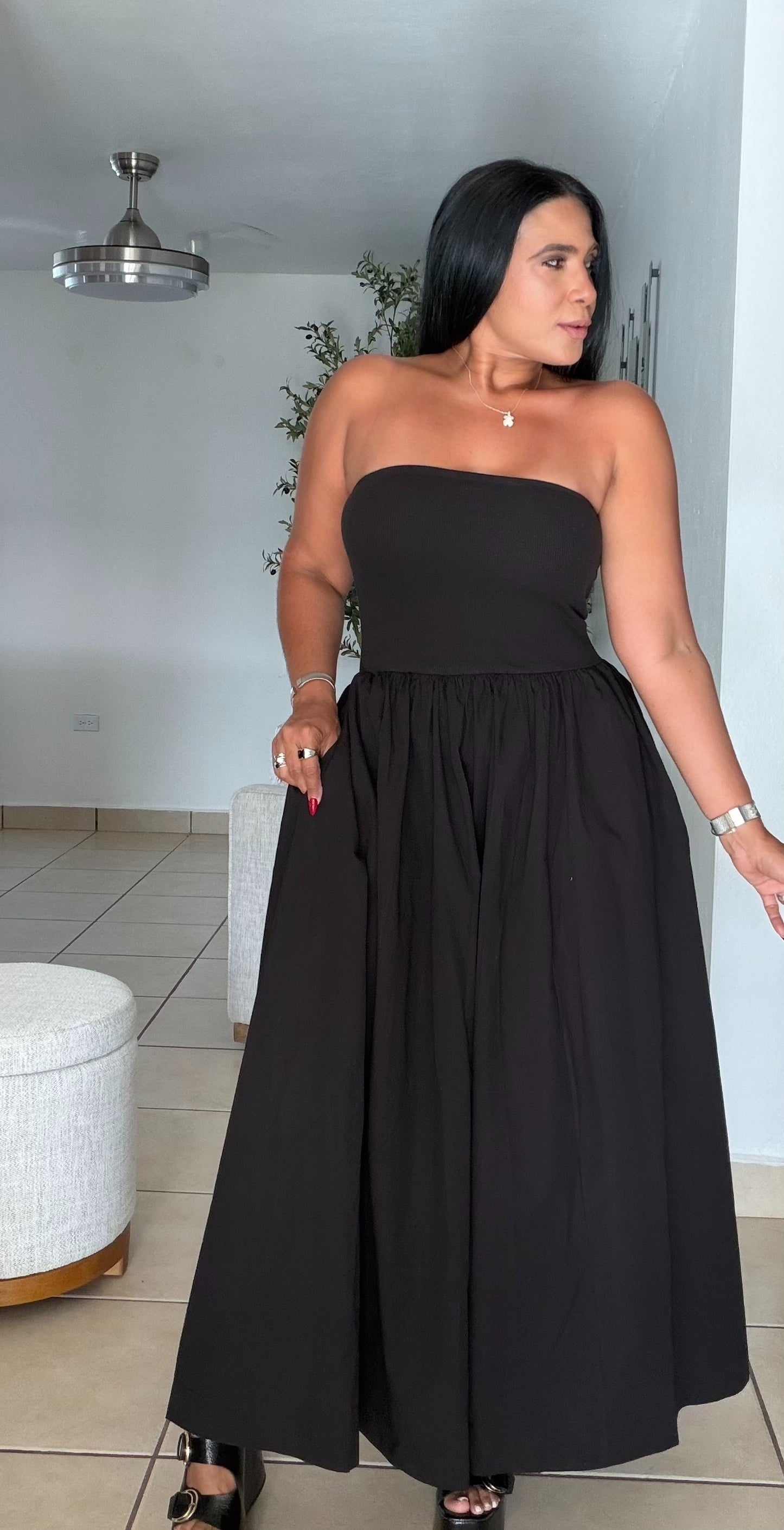 Stunning BlackTube Spandex Midi Dress (demasiado bello!!) tiene bolsillos. No zipper ni botones