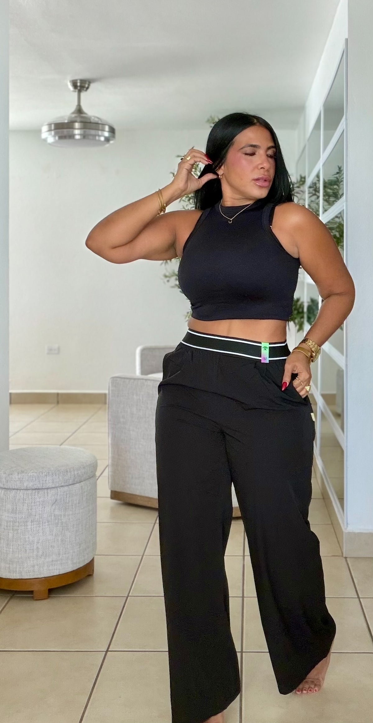 Es Igualito! Vibrant Spandex Total Black Wide Leg Liviano Pants. Color negro y tiene bolsillos (SOLD OUT GRACIAS)