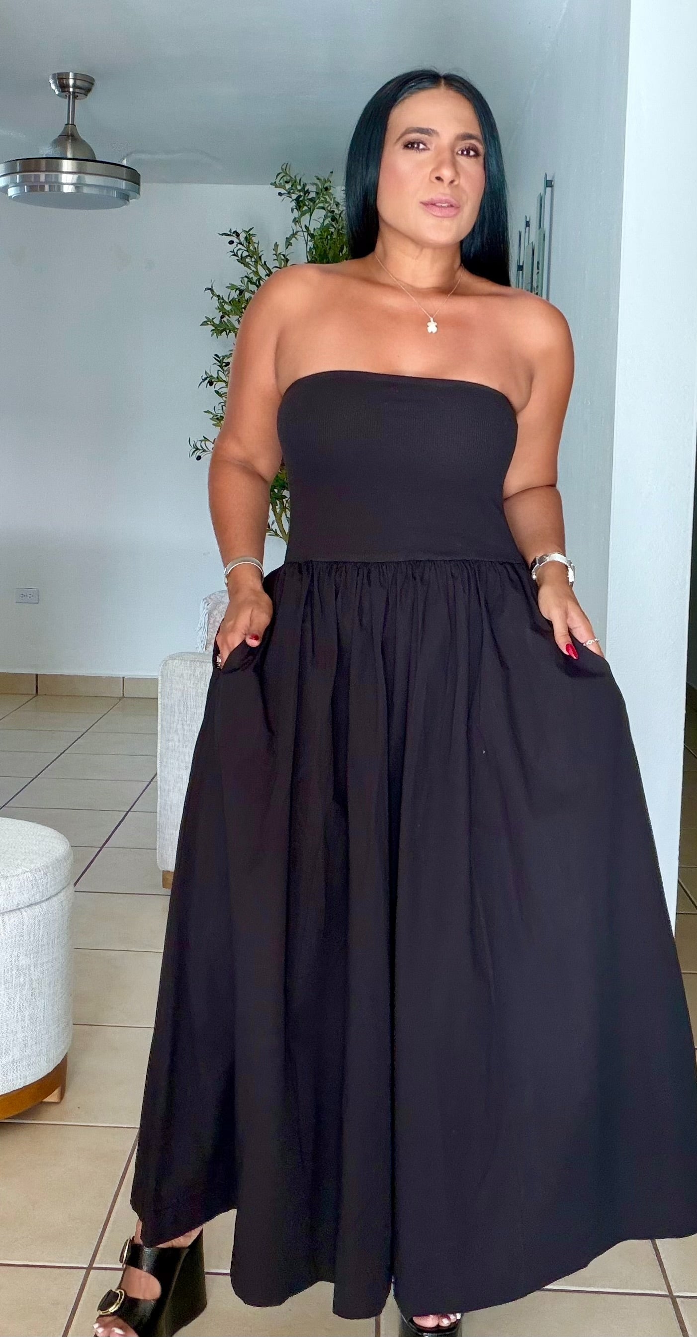 Stunning BlackTube Spandex Midi Dress (demasiado bello!!) tiene bolsillos. No zipper ni botones