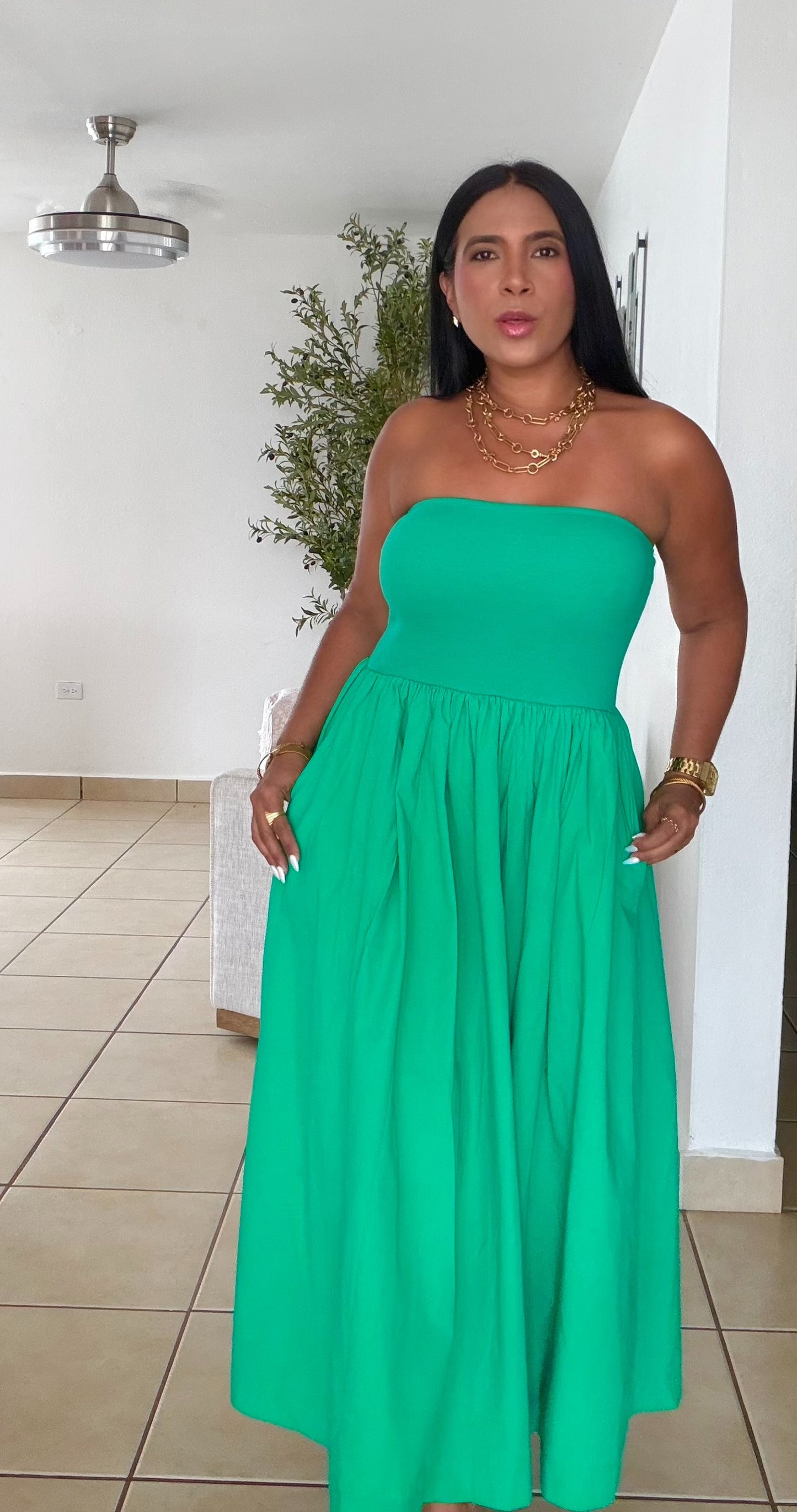 Stunning Green Tube Spandex Midi Dress (demasiado bello!!) tiene bolsillos. No zipper ni botones
