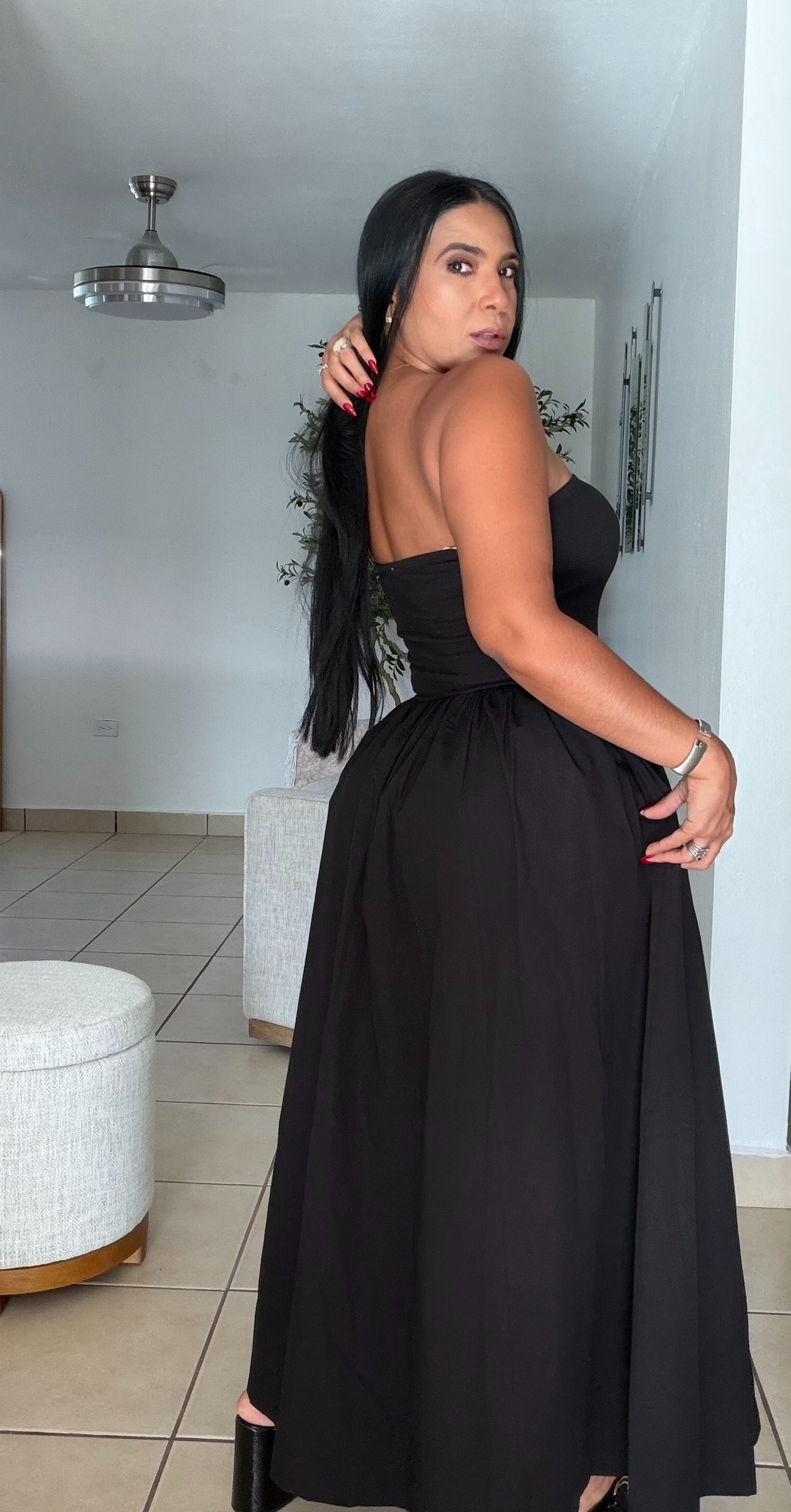 Stunning BlackTube Spandex Midi Dress (demasiado bello!!) tiene bolsillos. No zipper ni botones