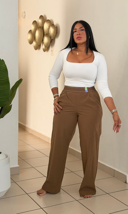 Es Igualito! Vibrant Spandex Total Choco Brown Wide Leg Liviano Pants. Color negro y tiene bolsillos COLOR BROWN CHOCO (SOLD OUT GRACIAS)