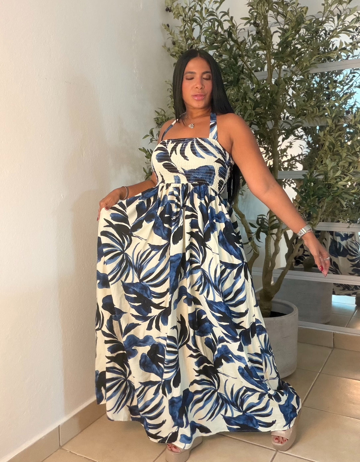 Jaravacia Leaves Blue Spandex Halter and tube Maxi Dress ( color azul bienn spandex y tiene bolsillos) puesto small