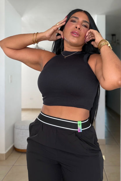 Es Igualito! Vibrant Spandex Total Black Wide Leg Liviano Pants. Color negro y tiene bolsillos (SOLD OUT GRACIAS)