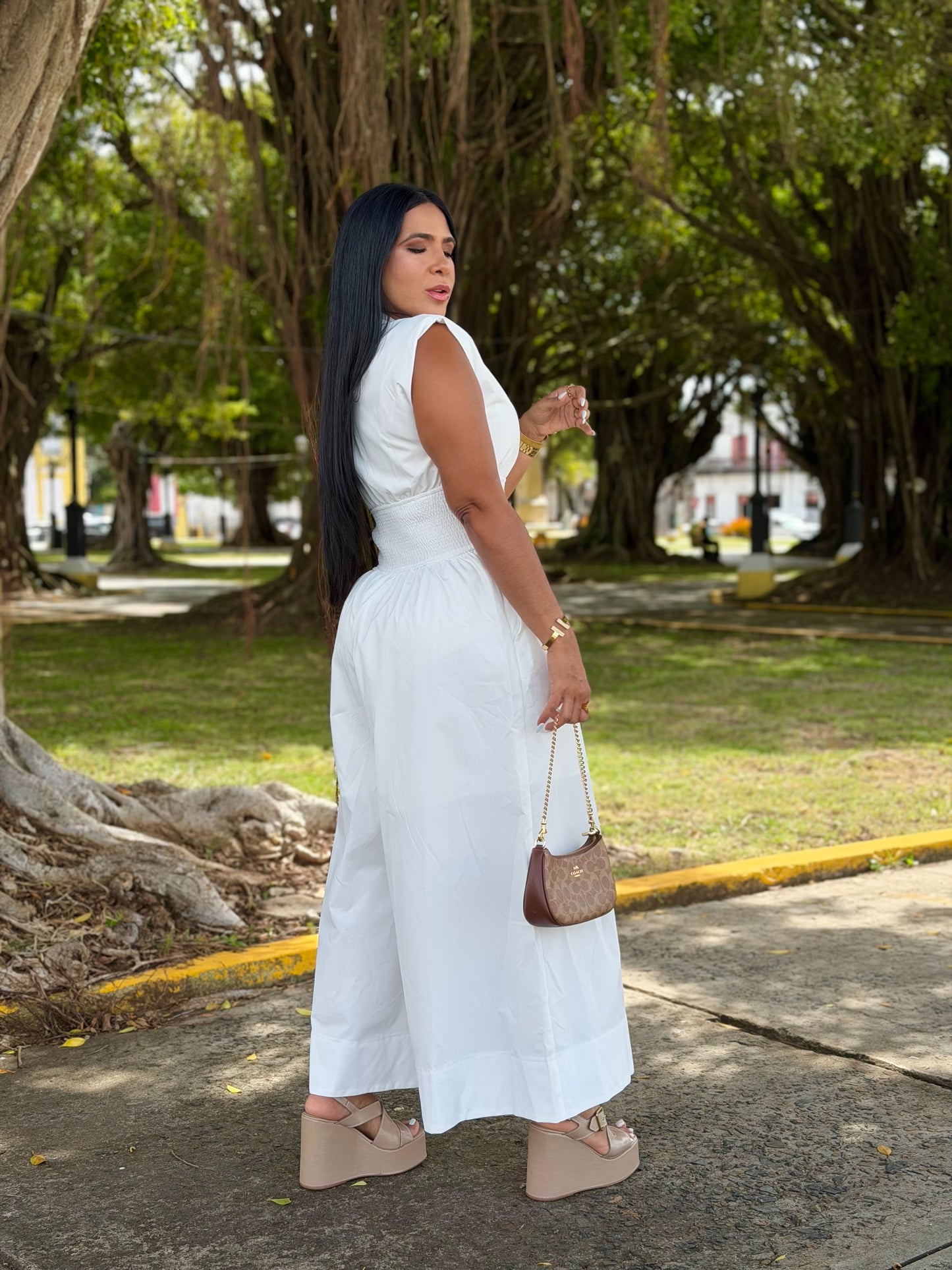 Dara Colección Exclusiva.  White Jumpsui! (Mega cómodo, expandible y tiene bolsillos) no clarea jamás! Es perfecciòn.