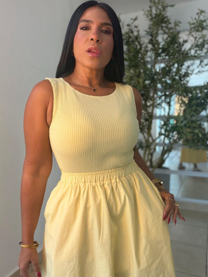 Butter Yellow Luxury Spandex Midi Knit Dress (forrito debajo suelto y tiene bolsillos)