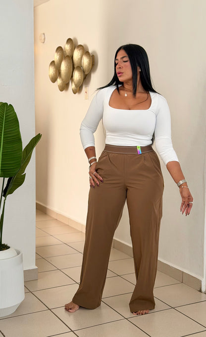 Es Igualito! Vibrant Spandex Total Choco Brown Wide Leg Liviano Pants. Color negro y tiene bolsillos COLOR BROWN CHOCO (SOLD OUT GRACIAS)
